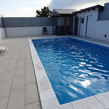 Rawda Halal Pool * Bihać